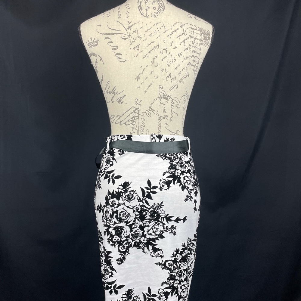 Gorgeous W&B spandex/polyester skirt